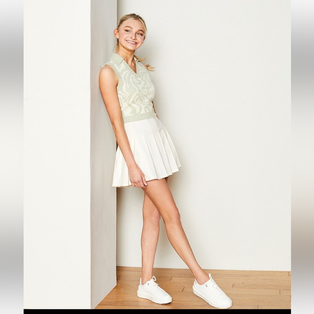🎩🗝️ NWT $39 Originality Cheerleader Skirt in Ivory